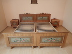 Doppelbett mit Malerei jeweils 2 x 98 x 190 cm + Bauernschrank ca. B 117 x T 58 x H 180 cm + 2 Nachtkästchen ca. 45 x 30 x 50 cm Doppelbett mit Malerei jeweils 2 x 98 x 190 cm + Bauernschrank ca. B 117 x T 58 x H 180 cm + 2 Nachtkästchen ca. 45 x 30 x 50 cm