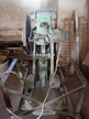 Kappsäge mit Holzauflagetisch, Tischlänge: ca. 3000 mm, T: 580 mm, Maße Maschine: B 800 x T 1300 x H 1500 mm Kappsäge mit Holzauflagetisch, Tischlänge: ca. 3000 mm, T: 580 mm, Maße Maschine: B 800 x T 1300 x H 1500 mm
