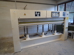 Langzauner Furnierpresse, Typ LZT 100 S, BJ 1997, Maße: L 3330 x T 1500 x H 1900 mm, Plattengröße: 2750 x T 1300 mm Langzauner Furnierpresse, Typ LZT 100 S, BJ 1997, Maße: L 3330 x T 1500 x H 1900 mm, Plattengröße: 2750 x T 1300 mm