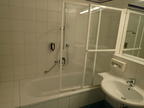 Badewanne inkl. Duscharmatur, Maße: ca. 170 x 74 cm Badewanne inkl. Duscharmatur, Maße: ca. 170 x 74 cm