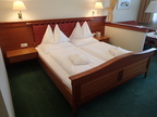 Komplettes Zimmer bestehend aus Doppelbett ca. B 190 x L 210 cm , B: Kopfhaupt 330 cm, H: 106 cm + 2 Stk. Nachkästchen B 63 x T 40 cm (Bett ist nur in Kombination mit dem Kopfhaupt möglich, Kürzung Kopfhauptseite möglich), Anrichte L 330 cm x T 57 cm x H Komplettes Zimmer bestehend aus Doppelbett ca. B 190 x L 210 cm , B: Kopfhaupt 330 cm, H: 106 cm + 2 Stk. Nachkästchen B 63 x T 40 cm (Bett ist nur in Kombination mit dem Kopfhaupt möglich, Kürzung Kopfhauptseite möglich), Anrichte L 330 cm x T 57 cm x H