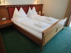 Komplettes Zimmer bestehend aus Doppelbett ca. B 190 x L 210 cm , B: Kopfhaupt 360 cm, H: 106 cm +2 Stk. Nachkästchen B 63 x T 40 cm (Bett ist nur in Kombination mit dem Kopfhaupt möglich, Kürzung Kopfhauptseite möglich), Anrichte L 317 cm x T 57 cm x H Komplettes Zimmer bestehend aus Doppelbett ca. B 190 x L 210 cm , B: Kopfhaupt 360 cm, H: 106 cm +2 Stk. Nachkästchen B 63 x T 40 cm (Bett ist nur in Kombination mit dem Kopfhaupt möglich, Kürzung Kopfhauptseite möglich), Anrichte L 317 cm x T 57 cm x H