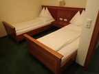 Komplettes Zimmer bestehend aus 2 Einzelbetten je L 210 x B 114 cm, H: Kopfhaupt 108 cm, B 285 cm hängendes Nachkästchen mit 2 Laden B 78 cm + 3 , 2 Anrichten, 1 x 130 cm L, 1 x L 166 cm inkl. 3 Schubladen Komplettes Zimmer bestehend aus 2 Einzelbetten je L 210 x B 114 cm, H: Kopfhaupt 108 cm, B 285 cm hängendes Nachkästchen mit 2 Laden B 78 cm + 3 , 2 Anrichten, 1 x 130 cm L, 1 x L 166 cm inkl. 3 Schubladen