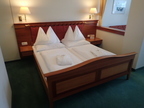 Komplettes Zimmer bestehend aus Doppelbett ca. B 190 x L 210 cm , B: Kopfhaupt 330 cm, H: 106 cm + 2 Stk. Nachkästchen B 63 x T 40 cm (Bett ist nur in Kombination mit dem Kopfhaupt möglich, Kürzung Kopfhauptseite möglich), Anrichte L 330 cm x T 57 cm x H Komplettes Zimmer bestehend aus Doppelbett ca. B 190 x L 210 cm , B: Kopfhaupt 330 cm, H: 106 cm + 2 Stk. Nachkästchen B 63 x T 40 cm (Bett ist nur in Kombination mit dem Kopfhaupt möglich, Kürzung Kopfhauptseite möglich), Anrichte L 330 cm x T 57 cm x H