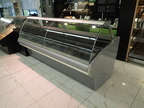 Wurst- und Verkaufsvitrine, Front verglast ca. 260 x 110 x 130 cm Fab. Oscartielle, ca. 13m2 Kühlfläche, BJ 2012 Wurst- und Verkaufsvitrine, Front verglast ca. 260 x 110 x 130 cm Fab. Oscartielle, ca. 13m2 Kühlfläche, BJ 2012