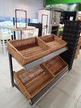 Verkaufsstand mit 5 Rattaneinsätzen, Gesamtmaß ca. B 140 x T 63 x H 109 cm Verkaufsstand mit 5 Rattaneinsätzen, Gesamtmaß ca. B 140 x T 63 x H 109 cm