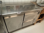 Edelstahl Kühlpult - hängt am Verbundsystem, ohne Aggregat ca. L 108 x H 85 x T 70 cm, 2 Schubladen + 1 Türe Edelstahl Kühlpult - hängt am Verbundsystem, ohne Aggregat ca. L 108 x H 85 x T 70 cm, 2 Schubladen + 1 Türe
