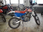 Honda Motorrad Typ XR600, Benzinmotor/Viertakt, Erstzulassung 03/1992, Eigengewicht: 139 kg, 20 kW, 27 PS, 5-Gang-Getriebe, Farbe weiß-rot-blau, Motor-Cross mit Straßenzulassung Honda Motorrad Typ XR600, Benzinmotor/Viertakt, Erstzulassung 03/1992, Eigengewicht: 139 kg, 20 kW, 27 PS, 5-Gang-Getriebe, Farbe weiß-rot-blau, Motor-Cross mit Straßenzulassung