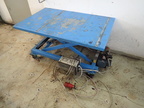 Scherenhubtisch elektro-hydraulisch ausfahrbar bis ca. 1 m, Maße: 119 x 74 cm Scherenhubtisch elektro-hydraulisch ausfahrbar bis ca. 1 m, Maße: 119 x 74 cm