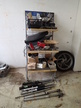 Regalanlage inkl. Motorradteilen mit Zylinderkopf, Tachometer, Vergaserbatterien, Lichter, Stoßdämpfer, Federbeine für Honda 600 und Honda CWR 900 Regalanlage inkl. Motorradteilen mit Zylinderkopf, Tachometer, Vergaserbatterien, Lichter, Stoßdämpfer, Federbeine für Honda 600 und Honda CWR 900