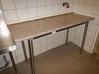 Arbeits-Ablagetisch mit Unterbau in Edelstahl mit Kunststoffplatte ca. 170 x 63 cm Arbeits-Ablagetisch mit Unterbau in Edelstahl mit Kunststoffplatte ca. 170 x 63 cm