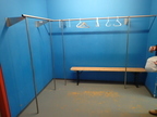 Garderobe in Edelstahl ca. L 122 + L 270 x T 36 x H 183 cm Garderobe in Edelstahl ca. L 122 + L 270 x T 36 x H 183 cm