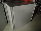 Steelcase Aktenschrankmodul, Silber-Anthrazit, mit Rollotüre, ca. B 120 x T 43 x H 117 cm, 3 Ordnerhöhen Steelcase Aktenschrankmodul, Silber-Anthrazit, mit Rollotüre, ca. B 120 x T 43 x H 117 cm, 3 Ordnerhöhen