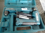 Makita Winkelbohrmaschine und Akkubohrmaschine mit 2 Akkus, ohne Ladegerät in Kassette Makita Winkelbohrmaschine und Akkubohrmaschine mit 2 Akkus, ohne Ladegerät in Kassette