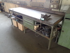 Werkbank mit 3 Auszugsladen 250 x 80 x 90 cm mit Schraubstock und Restwerkzeug Werkbank mit 3 Auszugsladen 250 x 80 x 90 cm mit Schraubstock und Restwerkzeug