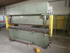 VOEST ALPINE hydraulische Abkantpresse, ca. 3000 mm Arbeitslänge, mit Zylinderanschlag-Messwerk-Druckregler, Modell BAH125/3, Typen-Nr. MB 6.520, Seriennr. 41, Pressdruck max. 125 Mp, Hub max. 200 mm, Betriebsdruck 210 bar, Motorleistung N1, 15 PS, N2, 0. VOEST ALPINE hydraulische Abkantpresse, ca. 3000 mm Arbeitslänge, mit Zylinderanschlag-Messwerk-Druckregler, Modell BAH125/3, Typen-Nr. MB 6.520, Seriennr. 41, Pressdruck max. 125 Mp, Hub max. 200 mm, Betriebsdruck 210 bar, Motorleistung N1, 15 PS, N2, 0.