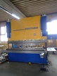 HÄMMERLE hydraulische Abkantpresse Modell AP 200-3100, max. Presskraft 2000 KN, max. Arbeitslänge ca. 3100 mm, max. Hub ca. 400 mm, Ausladung 500 mm, Gewicht ca. 19500 kg, 380 V, 26.5 kW, Kommissions-Nr. 560 195, Maße gesamt: ca. B 2600 x L 4400 x H 3450 HÄMMERLE hydraulische Abkantpresse Modell AP 200-3100, max. Presskraft 2000 KN, max. Arbeitslänge ca. 3100 mm, max. Hub ca. 400 mm, Ausladung 500 mm, Gewicht ca. 19500 kg, 380 V, 26.5 kW, Kommissions-Nr. 560 195, Maße gesamt: ca. B 2600 x L 4400 x H 3450