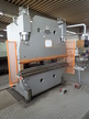 EHT Eisen- und Hammerwerk hydraulische Abkantpresse, Typ EHPS 8-20, Leistung 800 KN, BJ 1989, Arbeitslänge ca. 2050 mm, Seriennr. 203693, 380 V, 50 A, mit Pressen-Sicherheitssystem, Starkstrom, Nachlaufzeit ca. 74 ms, Nachlaufweg 13 mm, Sicherheitsabstand EHT Eisen- und Hammerwerk hydraulische Abkantpresse, Typ EHPS 8-20, Leistung 800 KN, BJ 1989, Arbeitslänge ca. 2050 mm, Seriennr. 203693, 380 V, 50 A, mit Pressen-Sicherheitssystem, Starkstrom, Nachlaufzeit ca. 74 ms, Nachlaufweg 13 mm, Sicherheitsabstand