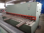 VOEST ALPINE Tafelschere Typ BTHS 8 x 3150, Fabrik-Nr. MBO-565026, Betriebsdruck 230 Atü, Ausladung 300 mm, Schnittlänge 500 - 3150 mm, Messerbalken 210 Atü, Niederhalter 130 Atü, Gesamtmaße ca. L 3500 x B 2000 x H 2000 mm, Maschine steht ebenerdig VOEST ALPINE Tafelschere Typ BTHS 8 x 3150, Fabrik-Nr. MBO-565026, Betriebsdruck 230 Atü, Ausladung 300 mm, Schnittlänge 500 - 3150 mm, Messerbalken 210 Atü, Niederhalter 130 Atü, Gesamtmaße ca. L 3500 x B 2000 x H 2000 mm, Maschine steht ebenerdig