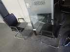 Besprechungstisch mit Glasplatte ca. 65 x 65 x 71 cm, mit 2 Stk. Lederstühlen Besprechungstisch mit Glasplatte ca. 65 x 65 x 71 cm, mit 2 Stk. Lederstühlen