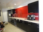 Designer-Küchenzeile in Rot-Schwarz, Fronten glänzend. L ca. 580 cm, mit Ober- und Unterschränken, ohne Geräte, T ca. 60 cm Designer-Küchenzeile in Rot-Schwarz, Fronten glänzend. L ca. 580 cm, mit Ober- und Unterschränken, ohne Geräte, T ca. 60 cm