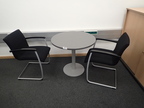 Besprechungstischgruppe, Tisch DM 80 cm + 2 Stk. BENE Freischwinger Stühle Besprechungstischgruppe, Tisch DM 80 cm + 2 Stk. BENE Freischwinger Stühle