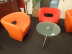 Besprechungstischgruppe + 2 Lounge Chairs (Tischplatte leicht beschädigt) Besprechungstischgruppe + 2 Lounge Chairs (Tischplatte leicht beschädigt)