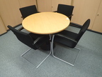 Besprechungstisch in Holzausführung ca. DM 100 cm + 4 Stk. BENE Besprechungsstühle Besprechungstisch in Holzausführung ca. DM 100 cm + 4 Stk. BENE Besprechungsstühle
