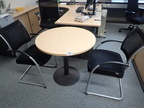 Besprechungstischgruppe mit Tisch DM 80 cm + 2 BENE Besprechungsstühle Besprechungstischgruppe mit Tisch DM 80 cm + 2 BENE Besprechungsstühle