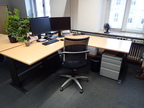 Schreibtisch-Winkelkombination ca. L 200 x B 80 - 120 cm + Anbauteil 80 x 80 cm Schreibtisch-Winkelkombination ca. L 200 x B 80 - 120 cm + Anbauteil 80 x 80 cm