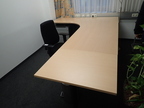 Schreibtisch-Winkelkombination ca. L 200 x B 80 - 120 cm + Anbauteil 80 x 60 cm + Anbauteil 60 x 60 cm Schreibtisch-Winkelkombination ca. L 200 x B 80 - 120 cm + Anbauteil 80 x 60 cm + Anbauteil 60 x 60 cm