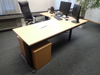 Schreibtisch-Winkelkombination ca. L 200 x B 80 - 120 cm + Anbauteil 60 x 60 cm Schreibtisch-Winkelkombination ca. L 200 x B 80 - 120 cm + Anbauteil 60 x 60 cm