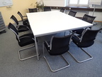 Besprechungstischtruppe bestehend aus 3 Techno-Tischen 160 x 80 cm + 10 Stk. Wiesner Hager Besprechungsstühlen Besprechungstischtruppe bestehend aus 3 Techno-Tischen 160 x 80 cm + 10 Stk. Wiesner Hager Besprechungsstühlen