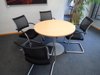 Besprechungstischgruppe mit Tisch DM 100 cm + 4 Wiesner Hager Besprechungsstühle Besprechungstischgruppe mit Tisch DM 100 cm + 4 Wiesner Hager Besprechungsstühle