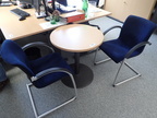Besprechungstisch + 2 Besprechungsstühle, Tisch DM 65 cm Besprechungstisch + 2 Besprechungsstühle, Tisch DM 65 cm