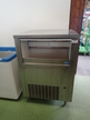 Mayway Eiswürfelautomat in Edelstahl Modell SL280W-Q, 1050 W, ca. 85 x 75 x 122 cm Mayway Eiswürfelautomat in Edelstahl Modell SL280W-Q, 1050 W, ca. 85 x 75 x 122 cm