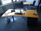 Chefzimmer bestehend aus Schreibtisch ca. 198 x 80 - 104 cm + Besprechungstisch DM 120 cm + 3 Besucherstühle Chefzimmer bestehend aus Schreibtisch ca. 198 x 80 - 104 cm + Besprechungstisch DM 120 cm + 3 Besucherstühle