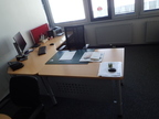 Chefzimmer komplett, bestehend aus Schreibtisch-Winkelkombination ca. 223 x 220 cm + Rollcontainer + 2 Aktenschränke L 160 cm, H ca. 118 cm + Besprechungstischgruppen mit ovalem Tisch 180 x 100 cm Chefzimmer komplett, bestehend aus Schreibtisch-Winkelkombination ca. 223 x 220 cm + Rollcontainer + 2 Aktenschränke L 160 cm, H ca. 118 cm + Besprechungstischgruppen mit ovalem Tisch 180 x 100 cm