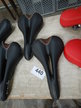 2 Stk. Satteln schwarz/braun 2 Stk. Satteln schwarz/braun