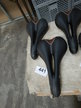 2 Stk. Satteln schwarz/braun 2 Stk. Satteln schwarz/braun