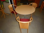 Besprechungstisch DM 100 cm + 3 Besucherstühle Holz/Stoff Besprechungstisch DM 100 cm + 3 Besucherstühle Holz/Stoff