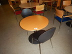 Besprechungstisch 80 cm DM + 2 Stk. Besucherstühle Besprechungstisch 80 cm DM + 2 Stk. Besucherstühle
