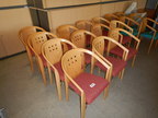 12 Stk. Besucherstühle mit Stoffbezug in Holz/rot 12 Stk. Besucherstühle mit Stoffbezug in Holz/rot