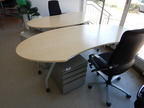 Schreibtisch ca. 220 x 100 cm geschwungen ca. 220 x 100 cm Schreibtisch ca. 220 x 100 cm geschwungen ca. 220 x 100 cm