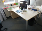 Schreibtisch geschwungen, L 180, T 80 cm rechts, T 100 cm links Schreibtisch geschwungen, L 180, T 80 cm rechts, T 100 cm links