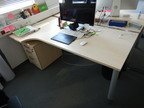Schreibtisch geschwungen, L 180, T 80 cm rechts, T 100 cm links Schreibtisch geschwungen, L 180, T 80 cm rechts, T 100 cm links