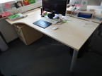 Schreibtisch geschwungen, L 180, T 80 cm rechts, T 100 cm links Schreibtisch geschwungen, L 180, T 80 cm rechts, T 100 cm links