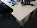 Schreibtisch geschwungen, L 180, T 80 cm links, T 100 cm rechts Schreibtisch geschwungen, L 180, T 80 cm links, T 100 cm rechts
