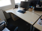 Schreibtisch geschwungen, L 180, T 80 cm rechts, T 100 cm links Schreibtisch geschwungen, L 180, T 80 cm rechts, T 100 cm links