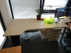 Schreibtisch geschwungen, L 180, T 80 cm rechts, T 100 cm links Schreibtisch geschwungen, L 180, T 80 cm rechts, T 100 cm links